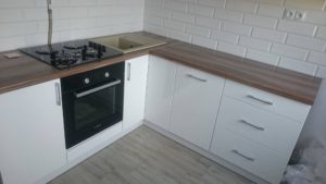 lakier biały połysk blat imitacja drewna narożnik szuflady połysk