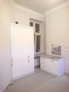 kuchnia w kamienicy biały lakier mat podświetlenie led korony wykończenie styl angielski