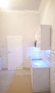 kuchnia w kamienicy biały lakier mat podświetlenie led korony wykończenie styl angielski