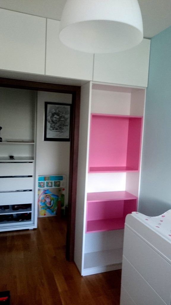 biały mat różowe półki meble pokojowe dla dziecka