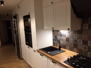 styl angielski prowansalski fronty lakierowane białe biały mat lakier blat drewniany drewno