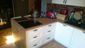 drewniany blat wyspa szuflady biały mat uchwyt czarny