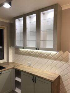 witrynki podświetlane witryny szklane fronty lakierowane