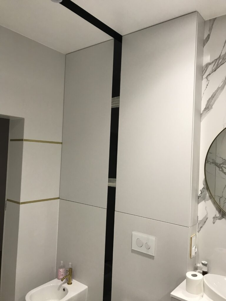 łazienka szafka nad geberit czarne szkło tipon