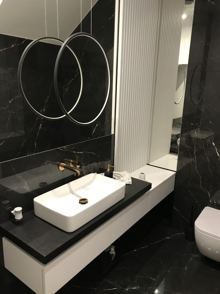 łazienka lamelki biała szafka lustro umywalka złoty kran blat z kamienia