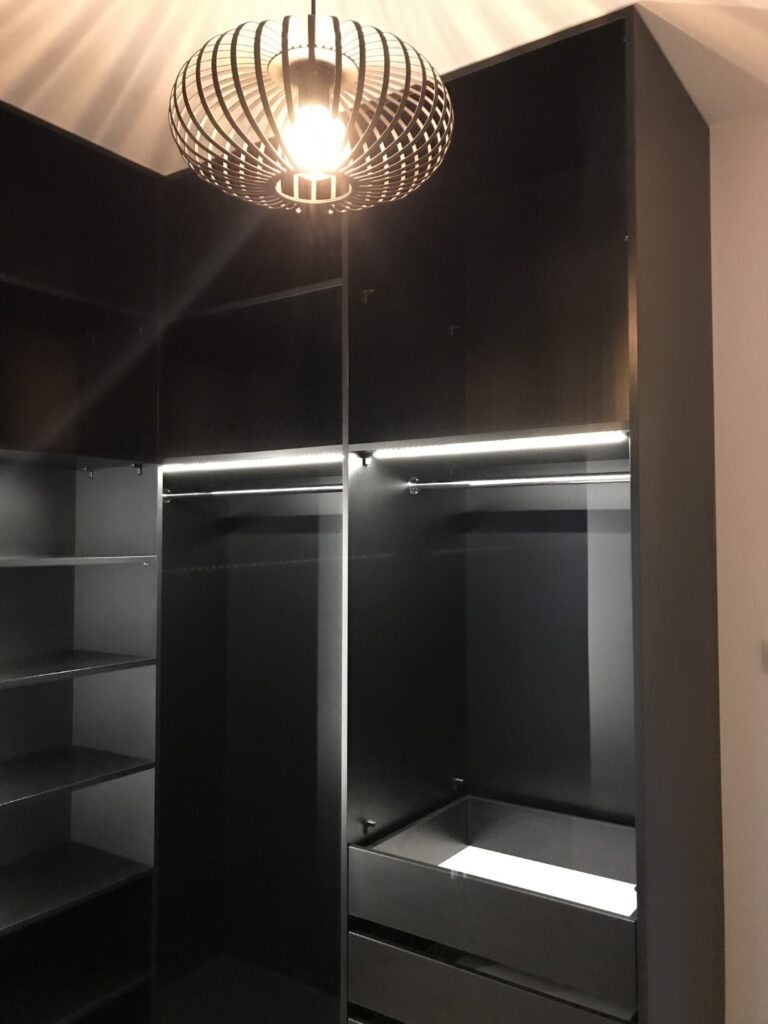 Czarna garderoba oświetlenie LED czarne stopki szuflady