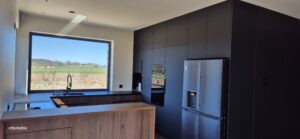 drewno i czarny mat kuchnia spiżarnia blat hpl 12mm czarny na wymiar