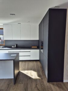 kuchnia biały mat czarny mat wyspa