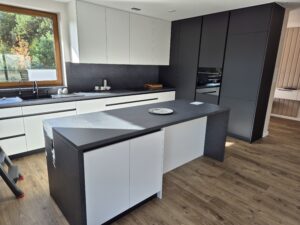 kuchnia biały mat czarny mat wyspa