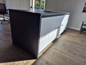 kuchnia biały mat czarny mat wyspa