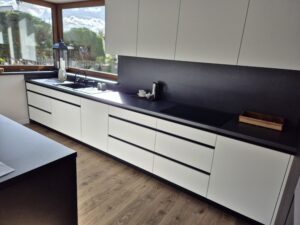 kuchnia biały mat czarny mat wyspa peka