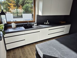 kuchnia biały mat czarny mat wyspa peka