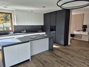 kuchnia biały mat czarny mat wyspa