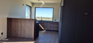 drewno i czarny mat kuchnia spiżarnia blat hpl 12mm czarny na wymiar