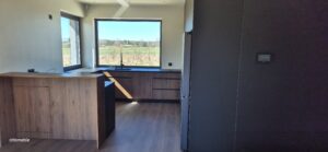 drewno i czarny mat kuchnia spiżarnia blat hpl 12mm czarny na wymiar