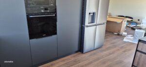 drewno i czarny mat kuchnia spiżarnia blat hpl 12mm czarny na wymiar