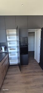 drewno i czarny mat kuchnia spiżarnia blat hpl 12mm czarny na wymiar