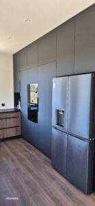 drewno i czarny mat kuchnia spiżarnia blat hpl 12mm czarny na wymiar