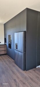 drewno i czarny mat kuchnia spiżarnia blat hpl 12mm czarny na wymiar