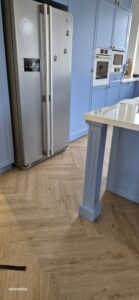 kuchnia niebieska angielska fronty frezowane witryna wyspa