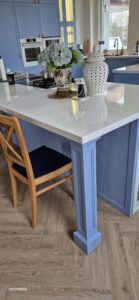 kuchnia niebieska angielska fronty frezowane witryna wyspa