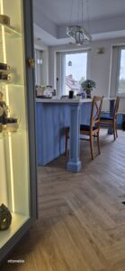 kuchnia niebieska angielska fronty frezowane witryna wyspa