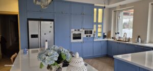 kuchnia niebieska angielska fronty frezowane witryna wyspa