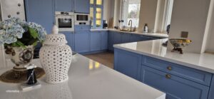 kuchnia niebieska angielska fronty frezowane witryna wyspa