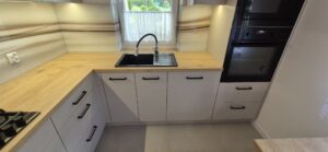 kuchnia kaszmir blat drewno blum czarny uchwyt na wymiar