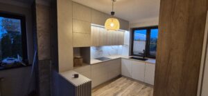 kuchnia kaszmir biały blat marmur blum złoty uchwyt na wymiar