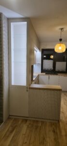 kuchnia kaszmir biały blat marmur blum złoty uchwyt na wymiar