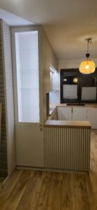 kuchnia kaszmir biały blat marmur blum złoty uchwyt na wymiar