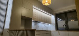 kuchnia kaszmir biały blat marmur blum złoty uchwyt na wymiar