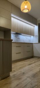 kuchnia kaszmir biały blat marmur blum złoty uchwyt na wymiar