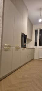 kuchnia kaszmir biały blat marmur blum złoty uchwyt na wymiar