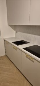 kuchnia kaszmir biały blat marmur blum złoty uchwyt na wymiar