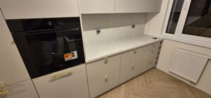 kuchnia kaszmir biały blat marmur blum złoty uchwyt na wymiar