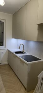 kuchnia kaszmir biały blat marmur blum złoty uchwyt na wymiar