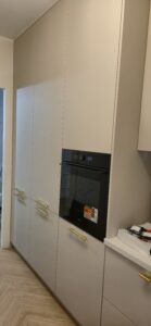 kuchnia kaszmir biały blat marmur blum złoty uchwyt na wymiar