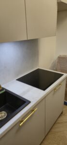 kuchnia kaszmir biały blat marmur blum złoty uchwyt na wymiar