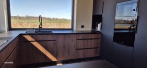 drewno i czarny mat kuchnia spiżarnia blat hpl 12mm czarny na wymiar