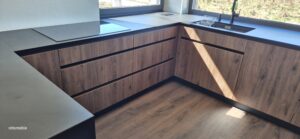 drewno i czarny mat kuchnia spiżarnia blat hpl 12mm czarny na wymiar