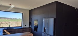 drewno i czarny mat kuchnia spiżarnia blat hpl 12mm czarny na wymiar