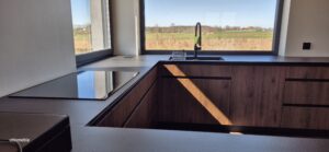 drewno i czarny mat kuchnia spiżarnia blat hpl 12mm czarny na wymiar