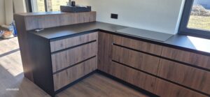 drewno i czarny mat kuchnia spiżarnia blat hpl 12mm czarny na wymiar