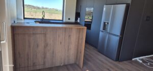 drewno i czarny mat kuchnia spiżarnia blat hpl 12mm czarny na wymiar