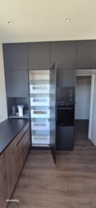 drewno i czarny mat kuchnia spiżarnia blat hpl 12mm czarny na wymiar